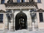 Ansicht nach vollständiger Montage der zwei neu angefertigten Kandelaber