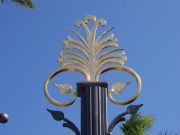 Geschmiedete und mit Blattgold belegte Torbekrönung