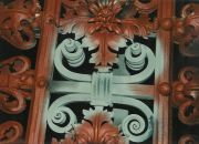 neu angefertigter Schnörkel in Gitter eingesetzt