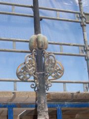 Aufwendig gearbeitete Turmspitze, vor der Aufarbeitung