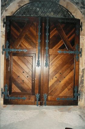 Innenseite des Tores, Holzkorpus mit Beschlägen