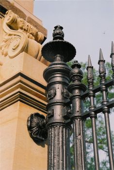 Eine Gusssäule mit Gitteranschluss