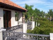 Blick auf die Balkongeländer im Außenbereich